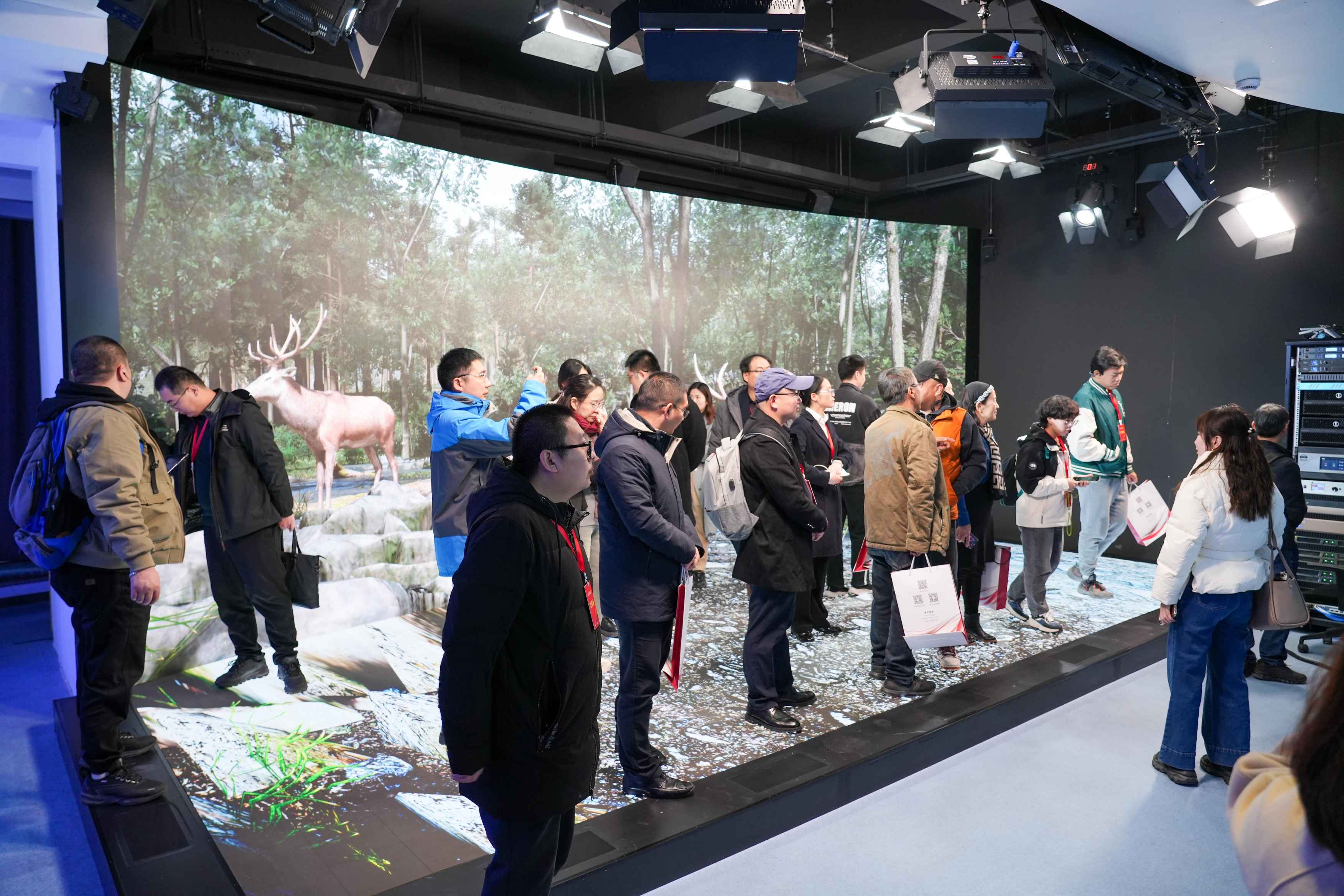 2024校园影视教育成果展示暨“元宇宙VR创意编程”培训活动在音王成功举办